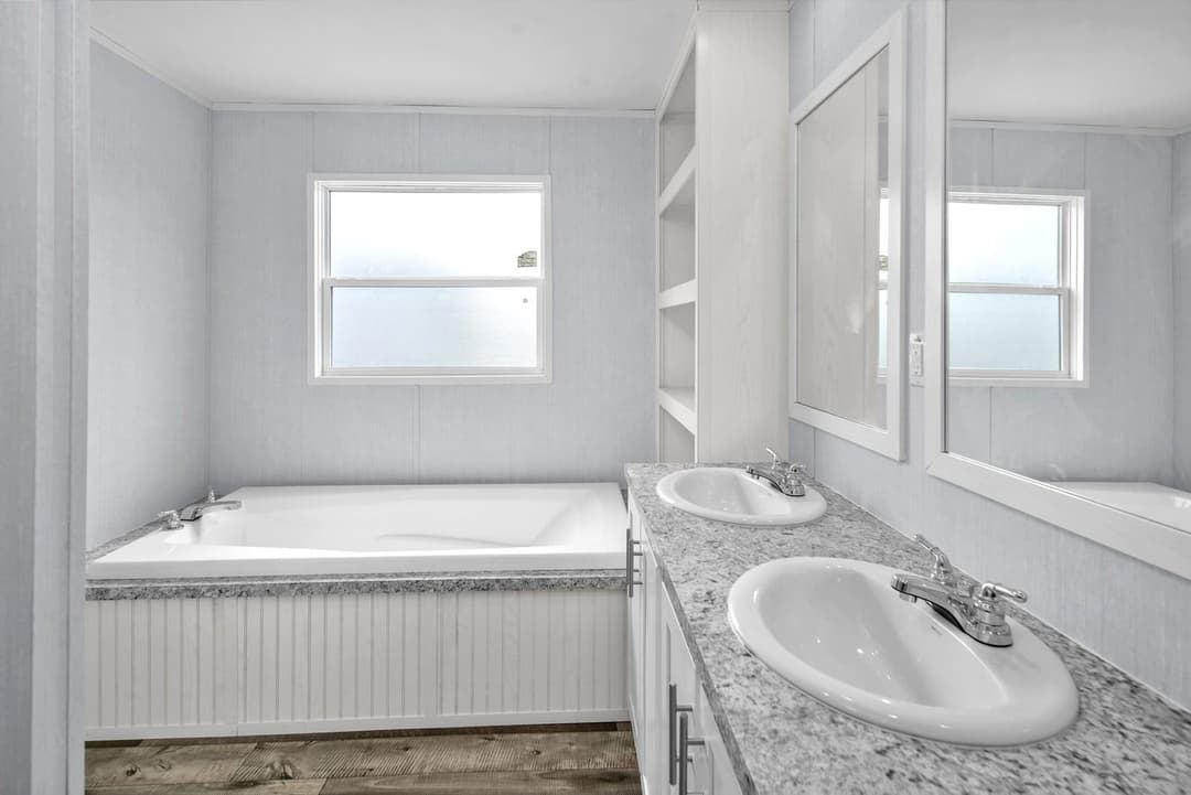Alamo lite 16763s interior and bathroom home features