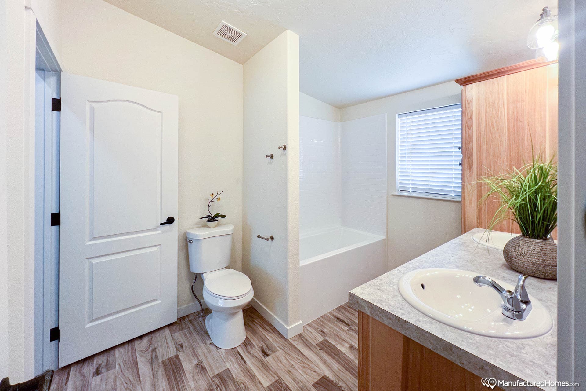 Cedar canyon 2090 bathroom home features