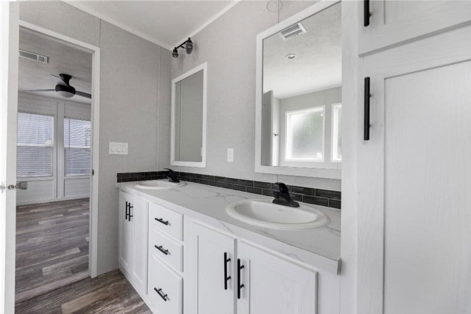 Verde ranch 28603n interior and bathroom home features
