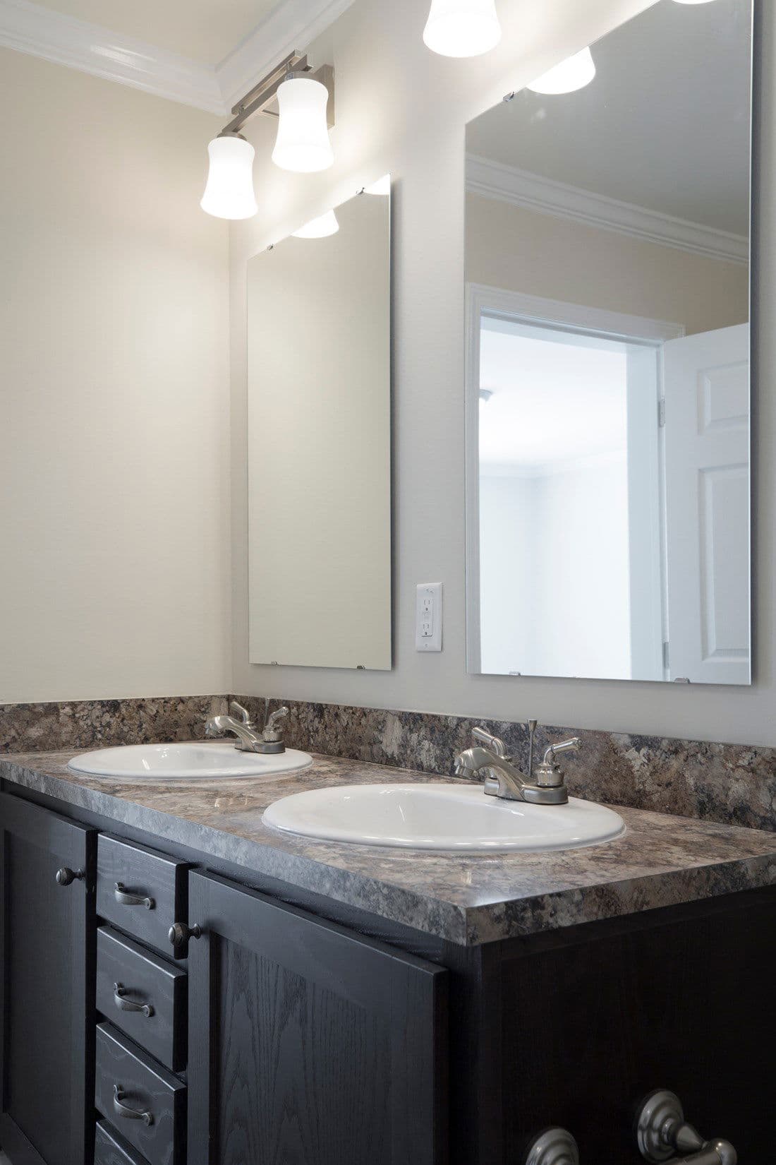 2089 52x28 3+2 heritage bathroom home features