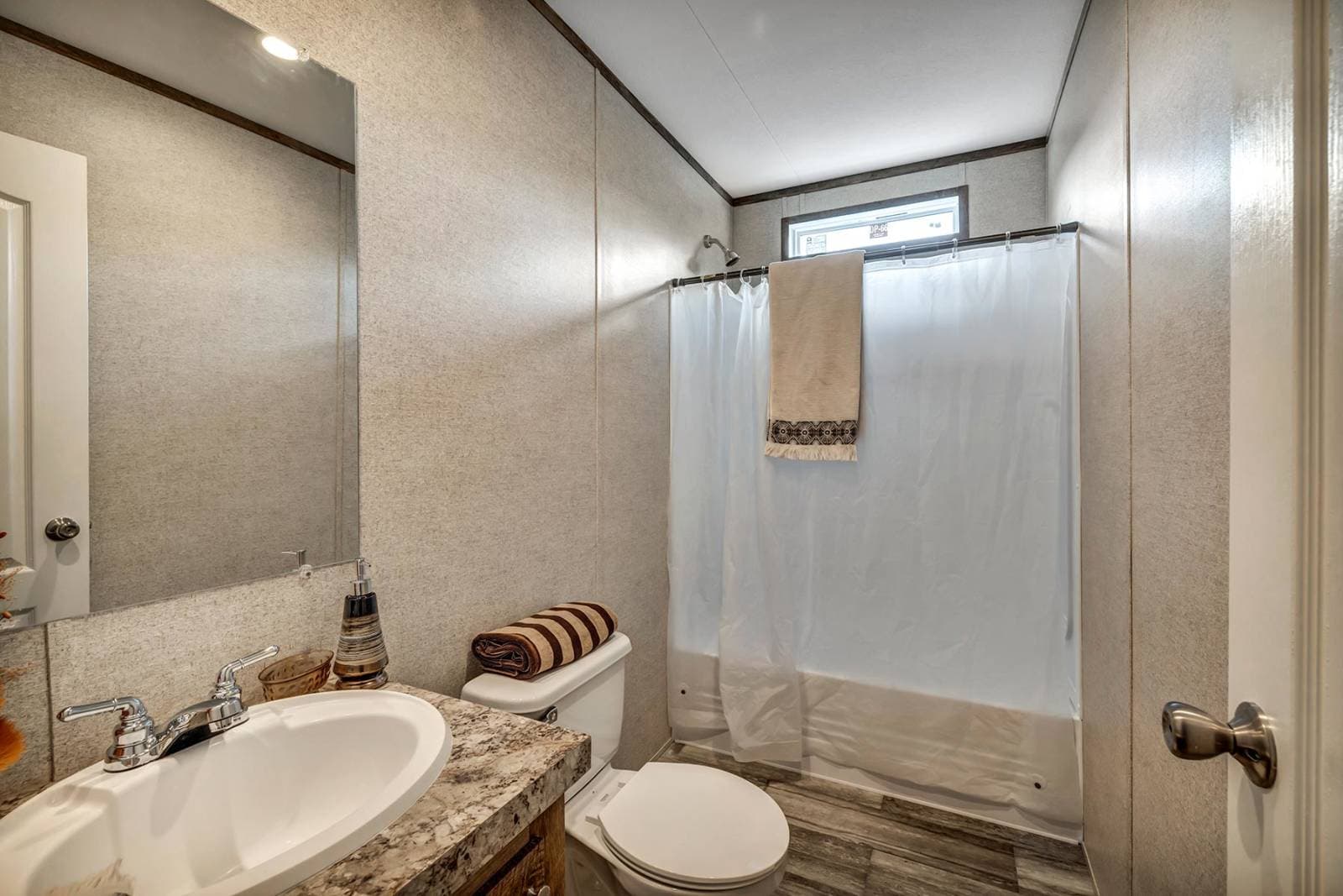 Rm1456 bathroom home features