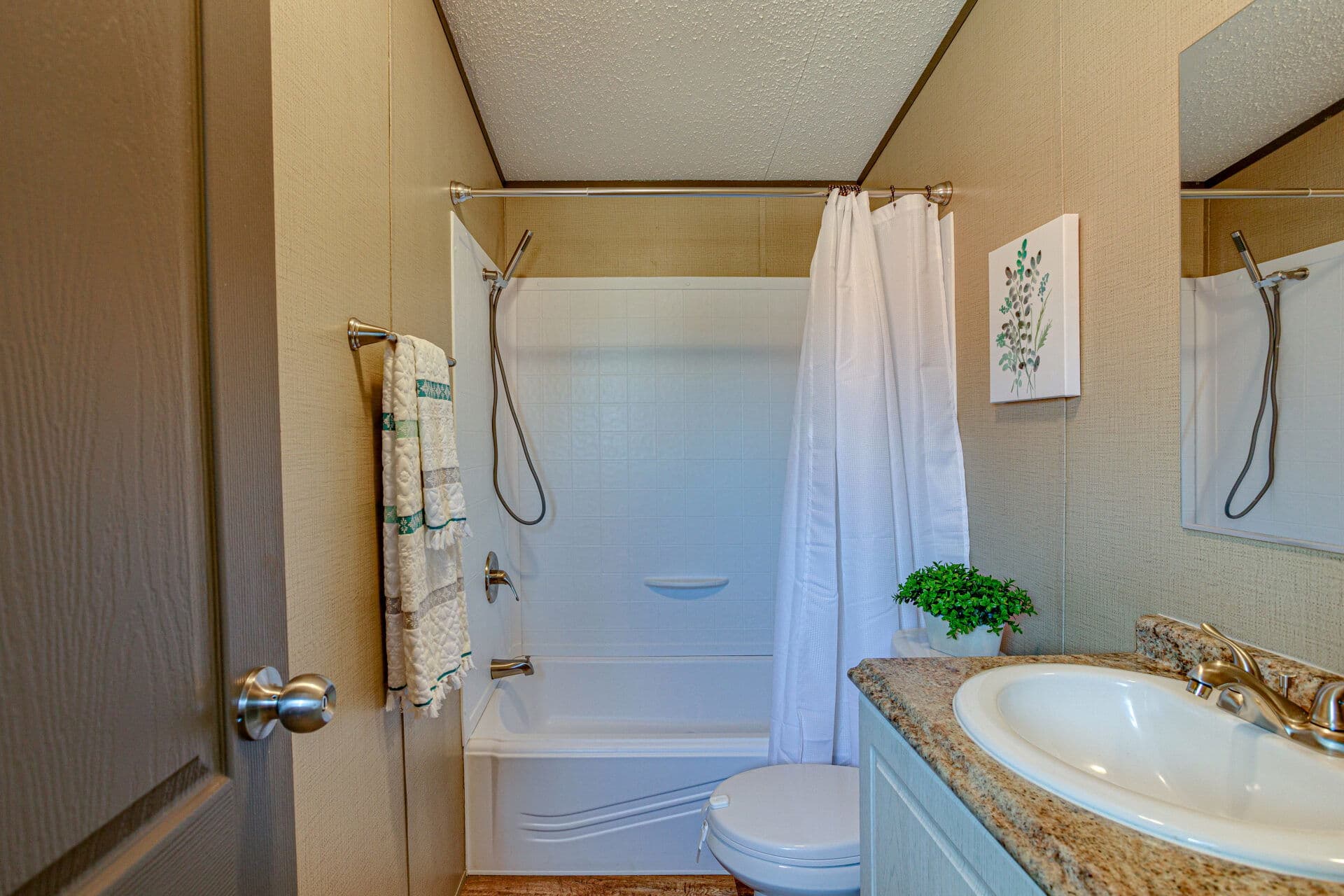 Small singlewide s-12×56-21a bathroom home features