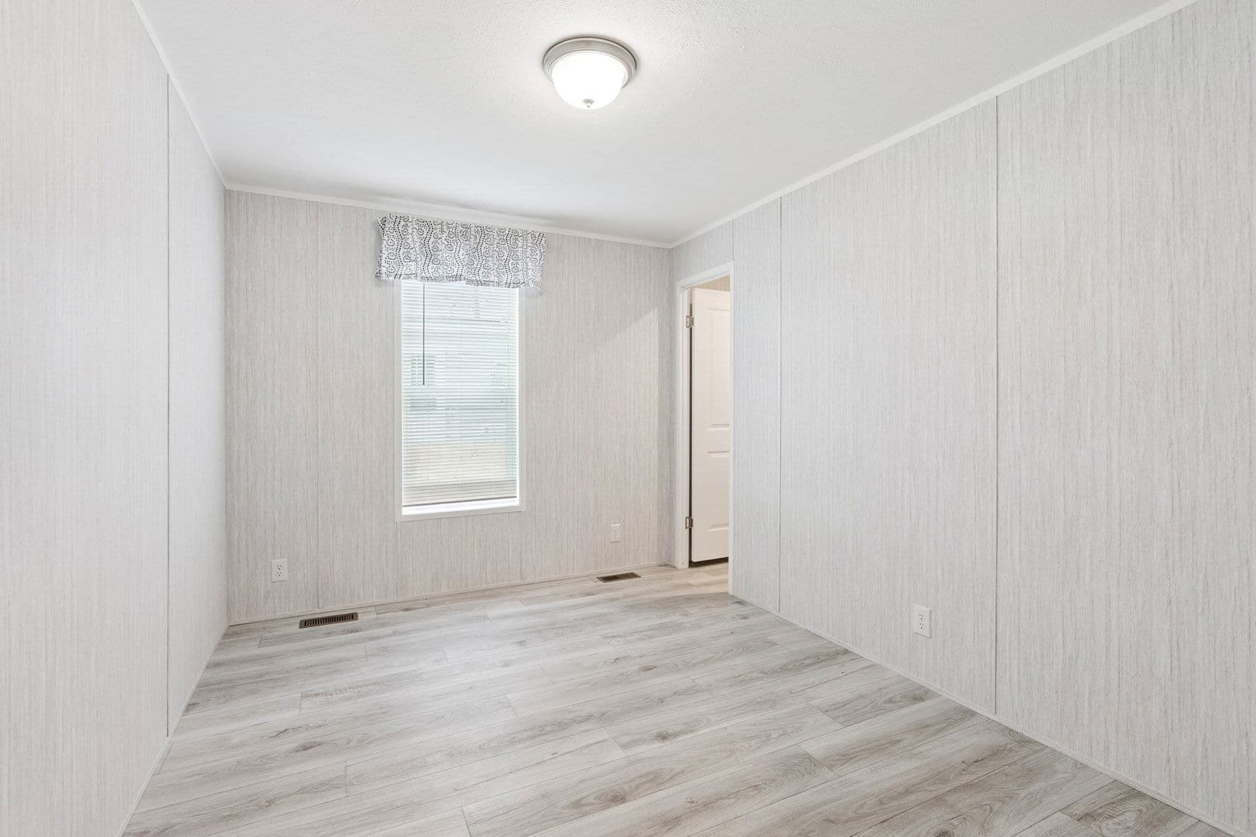 Superior 3905 bedroom home features