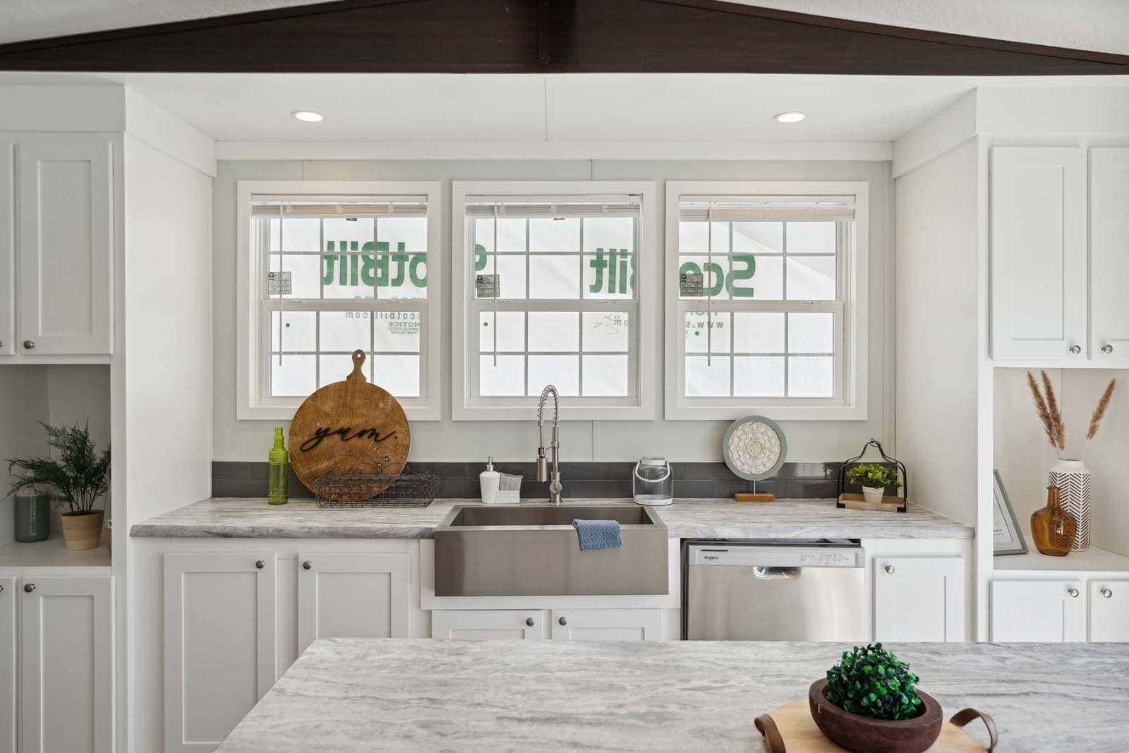 The maddox hero and kitchen home features