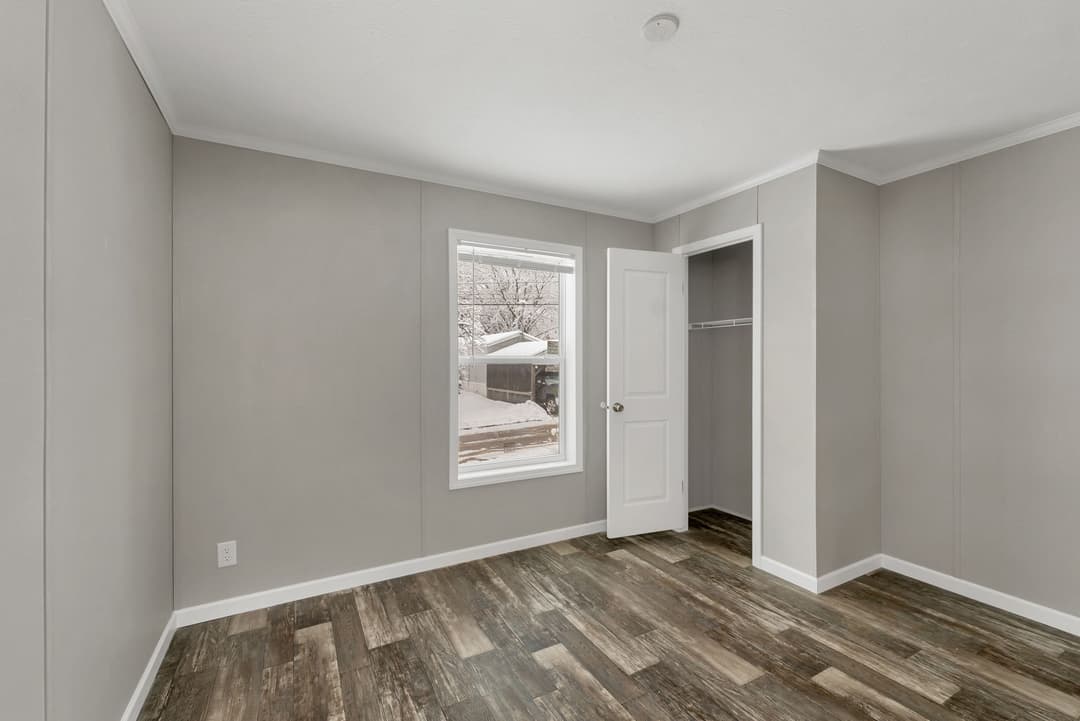 Zenith 6803 bedroom home features