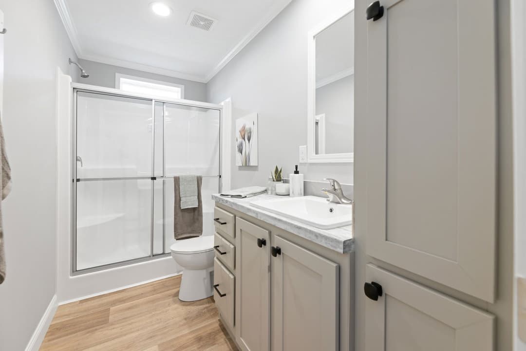 The cumberland duplex interior and bathroom home features