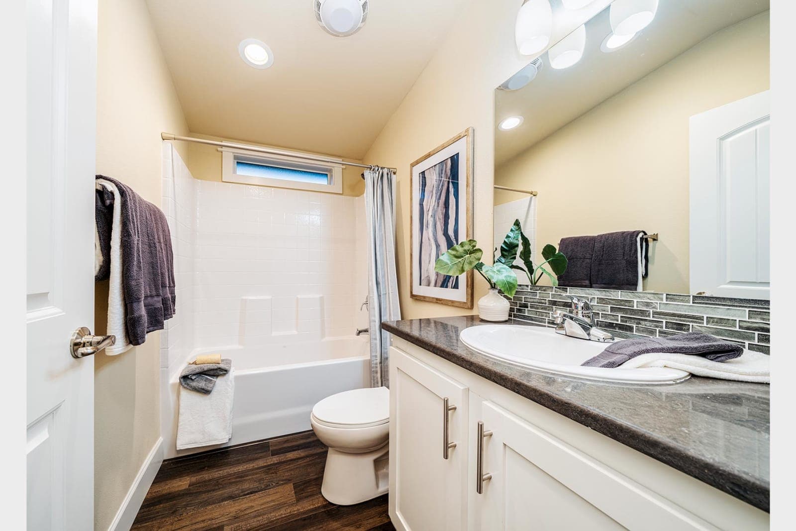 Westridge 1492ct bathroom home features
