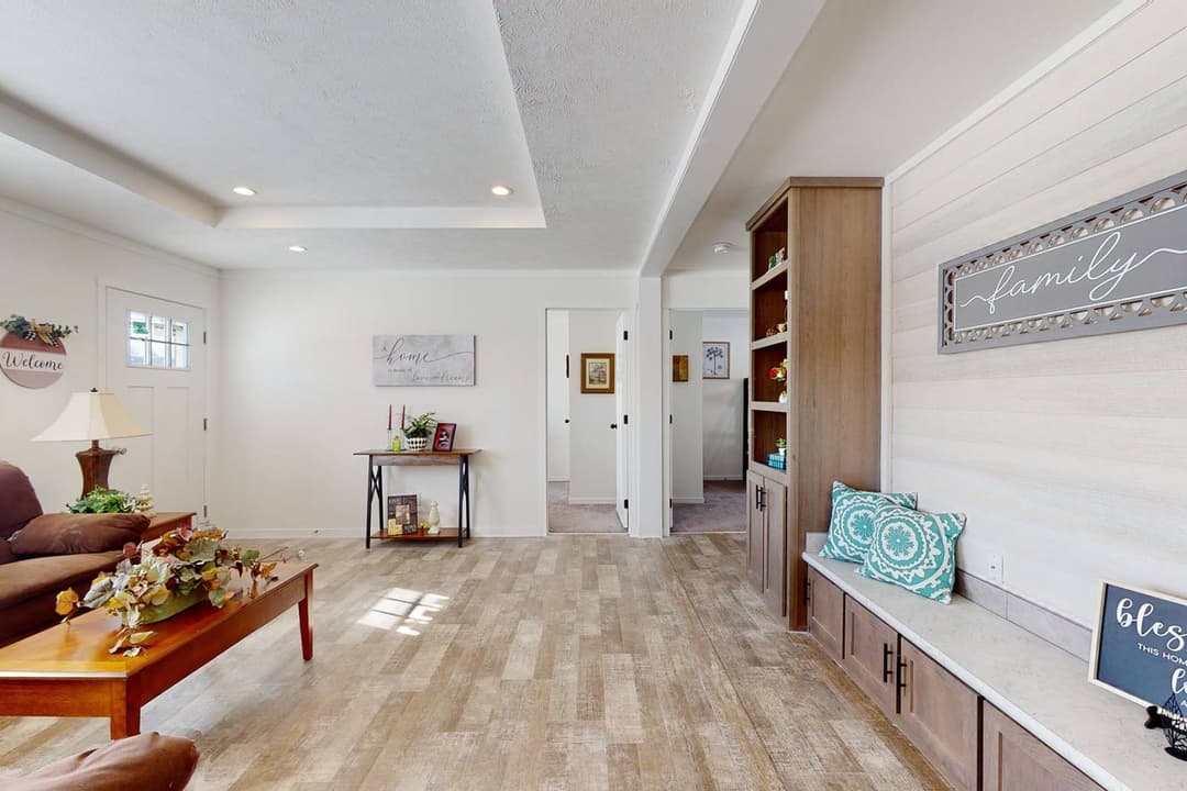 Intrigue interior home features