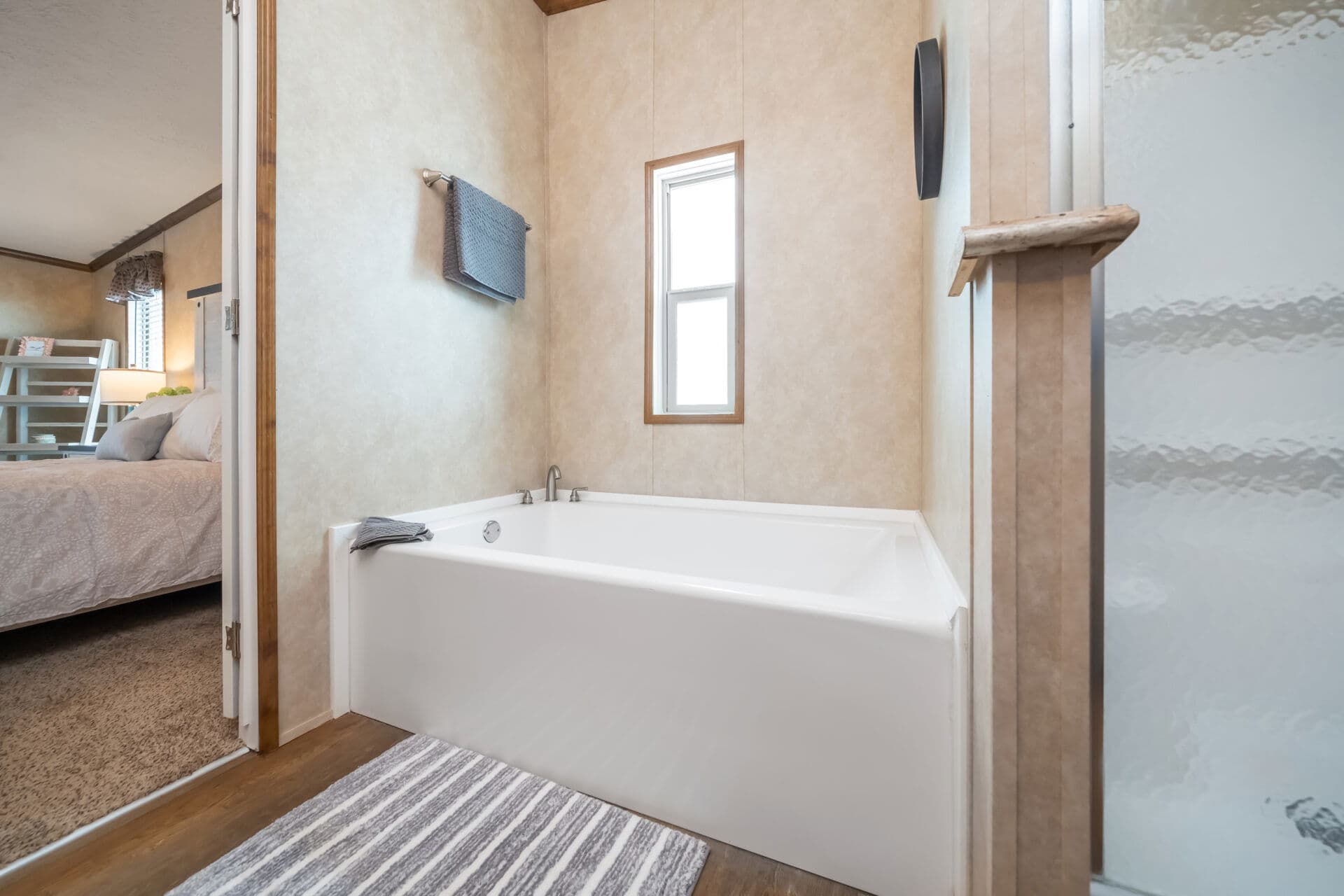 Doublewide 32×48-32b bathroom home features