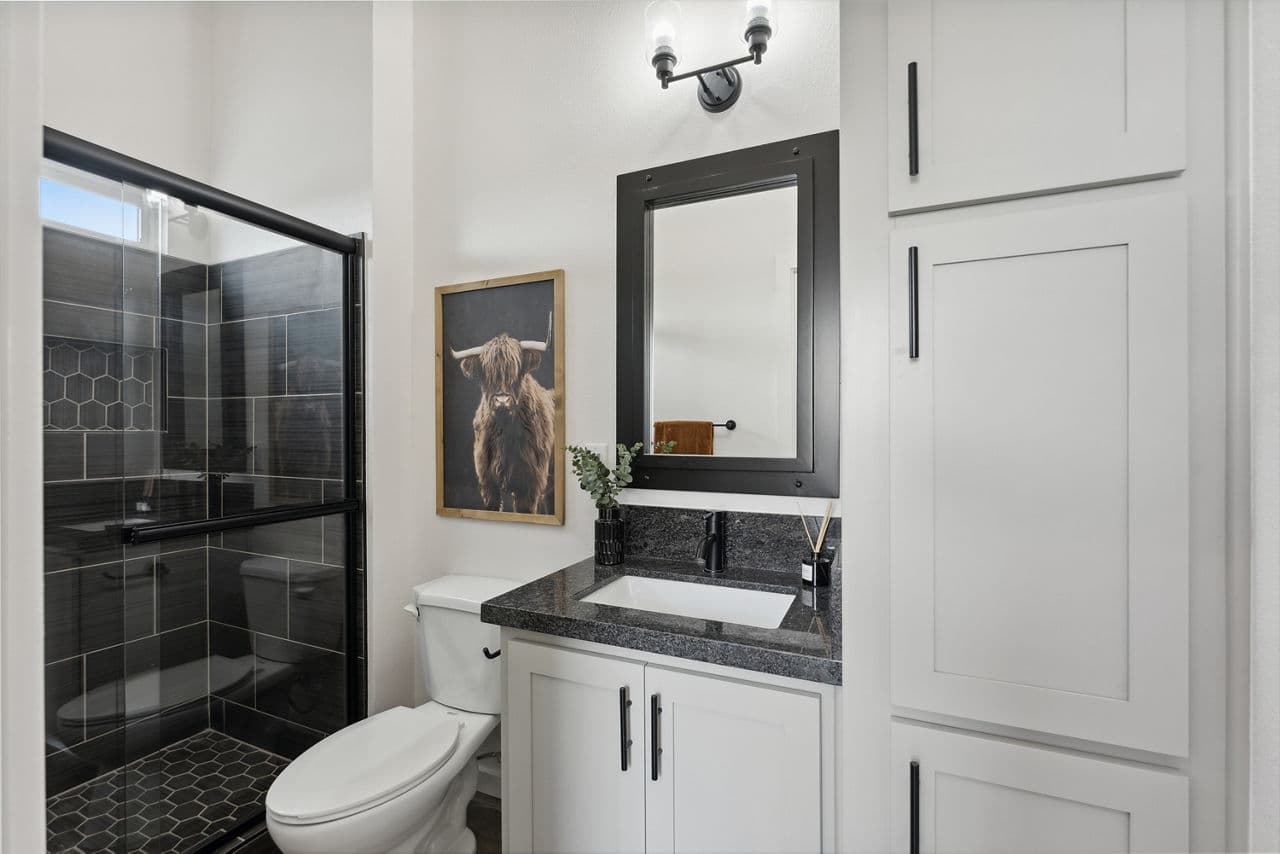 Ata-01 bathroom home features