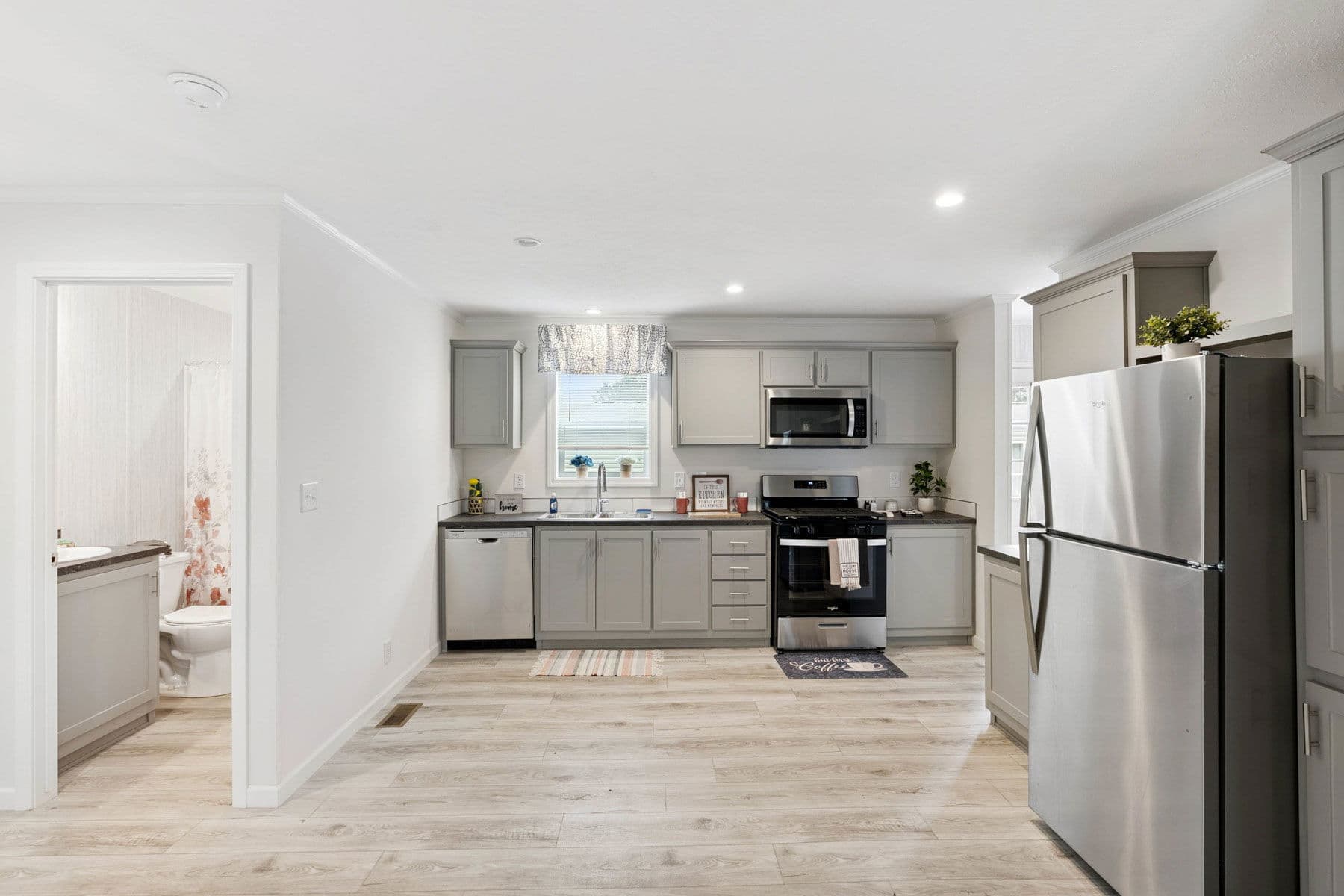 Superior 3905 kitchen home features