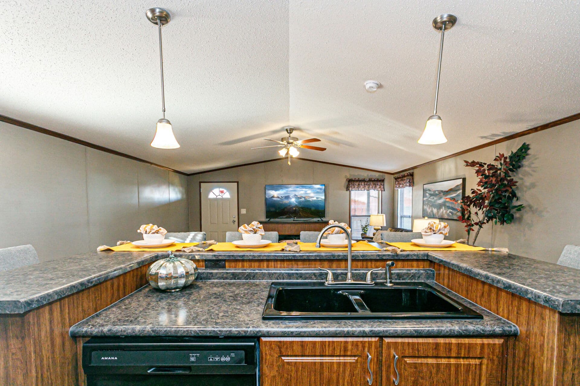 Ultra-wide 18×72-32a kitchen home features