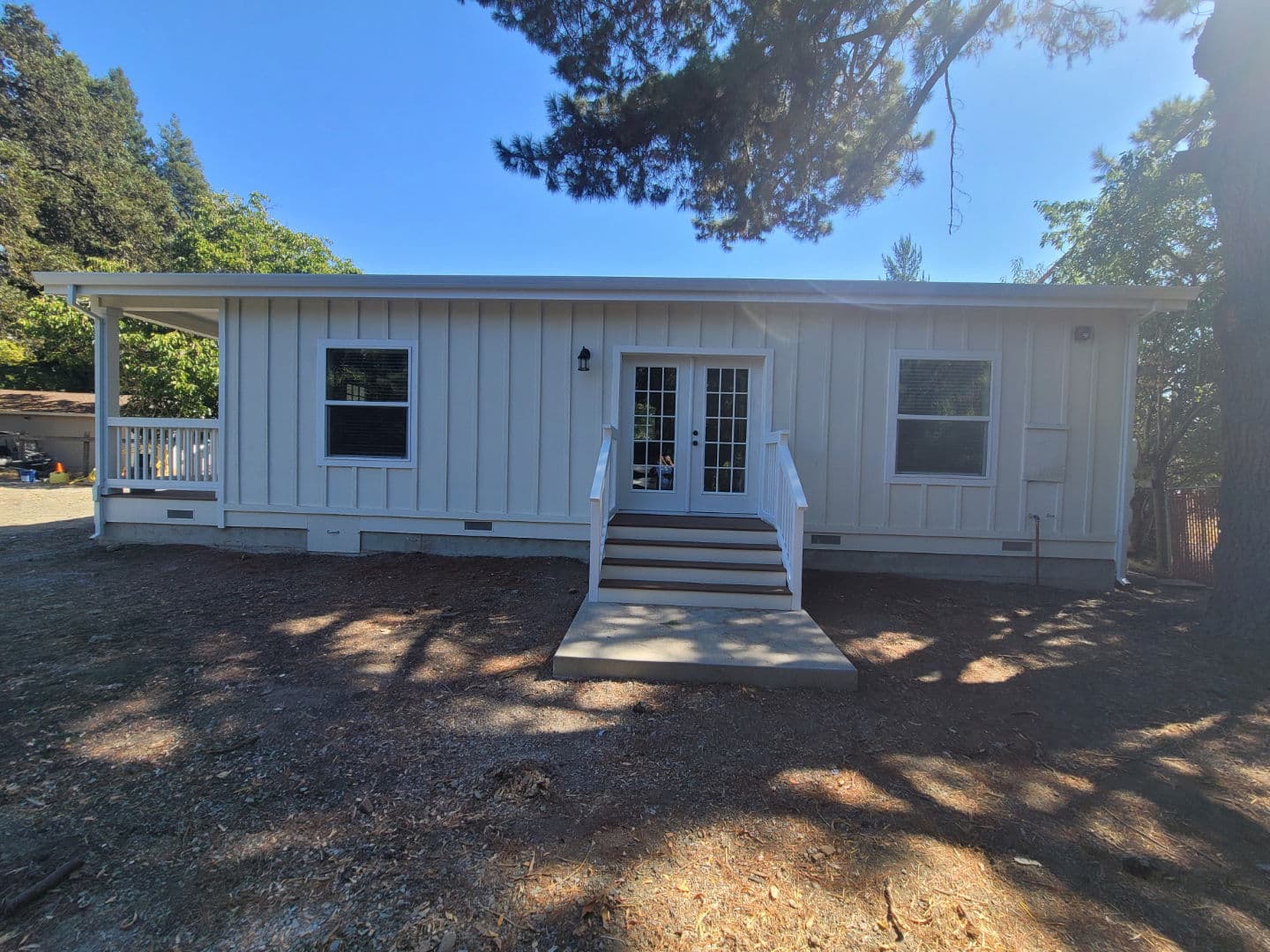 Elmore bay (b) elevation and exterior home features