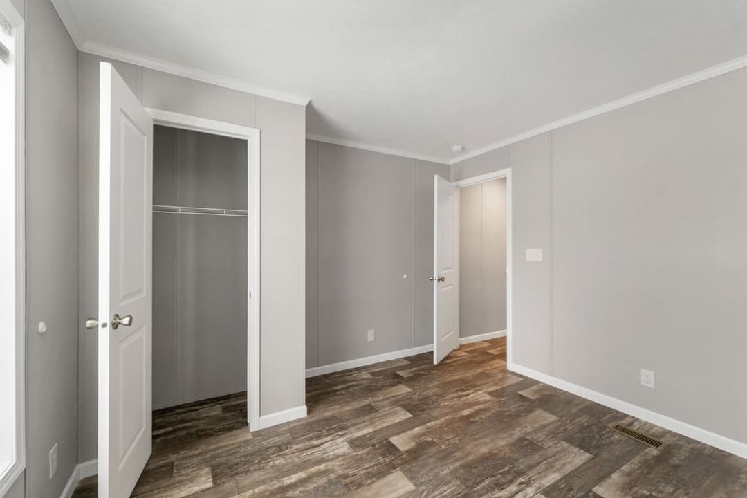 Zenith 6803 bedroom home features