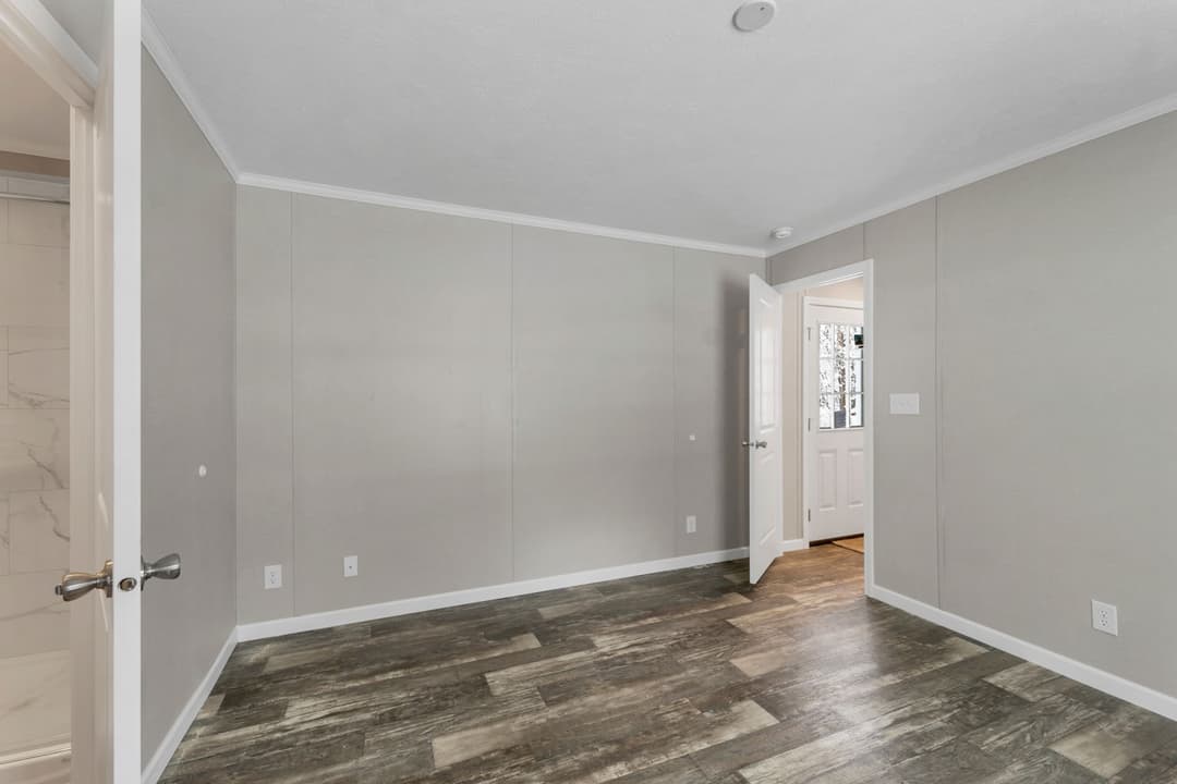 Zenith 6803 bedroom home features