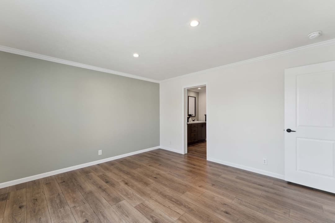 Sunlight 1493 bedroom home features