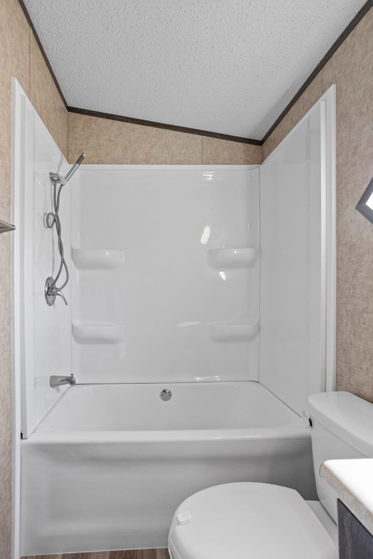 Singlewide 16×80-32d bathroom home features