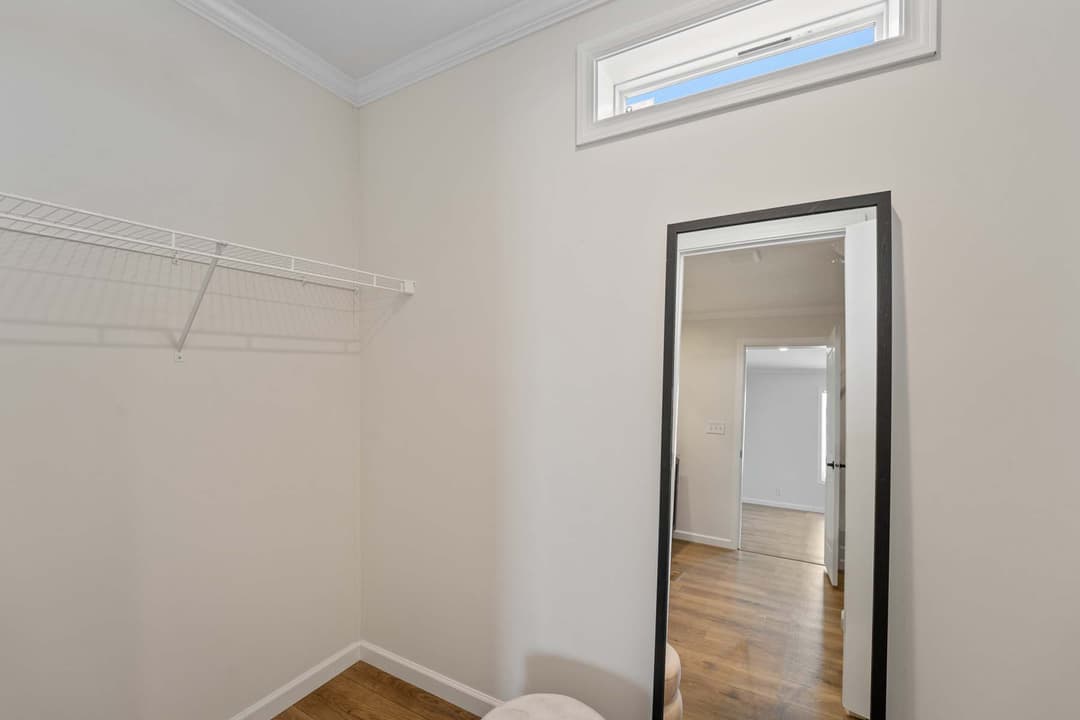 Sunlight 1493 interior home features