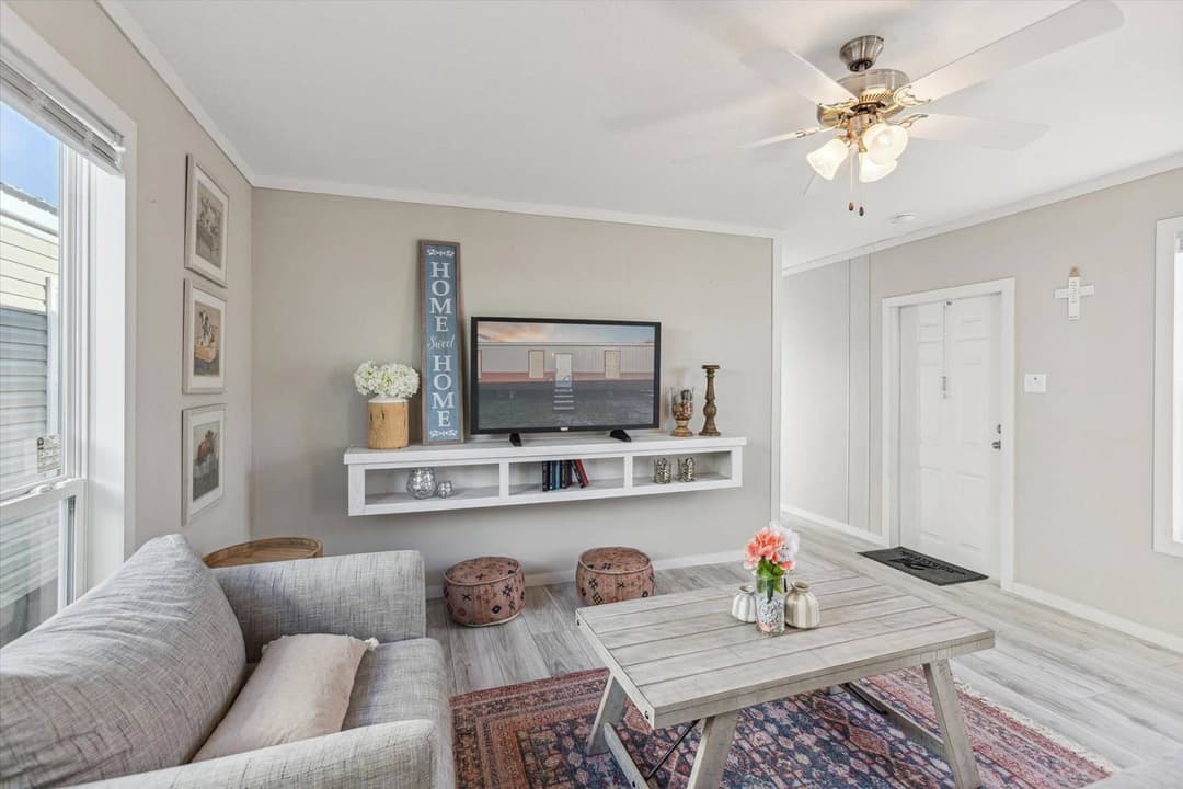 Rm1676 interior home features