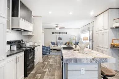 The southern farmhouse kitchen home features