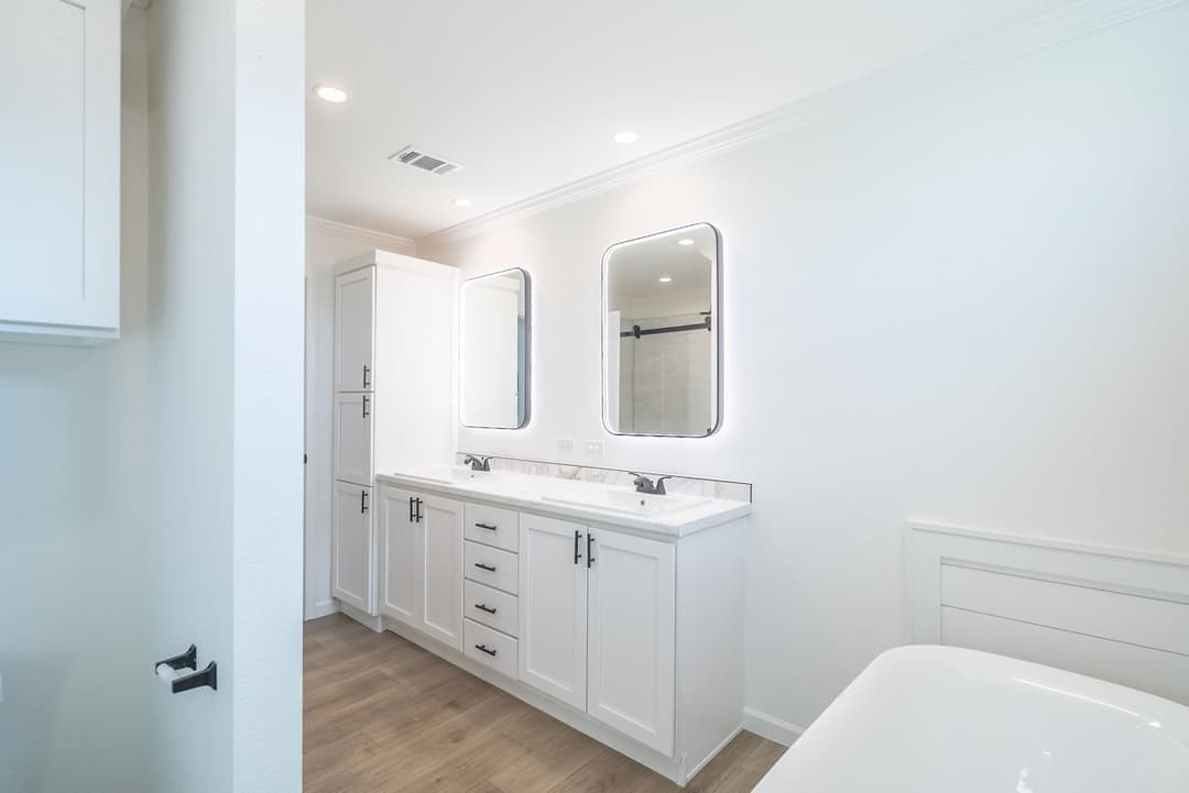 Innovation 5442h - the cypress creek bathroom home features