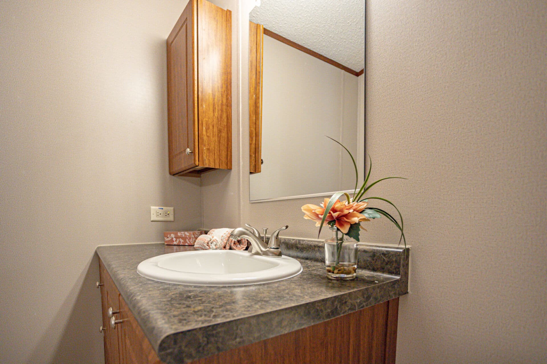 Singlewide 16×64-32c bathroom home features