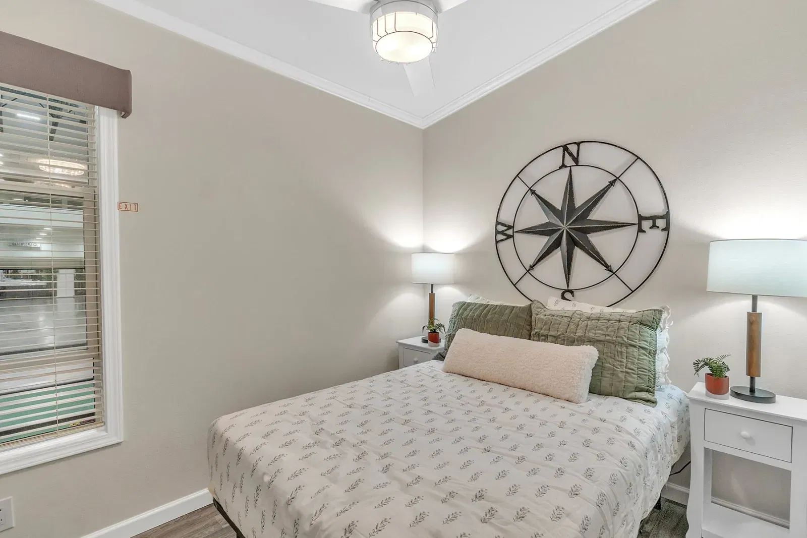 Ath-10 bedroom home features