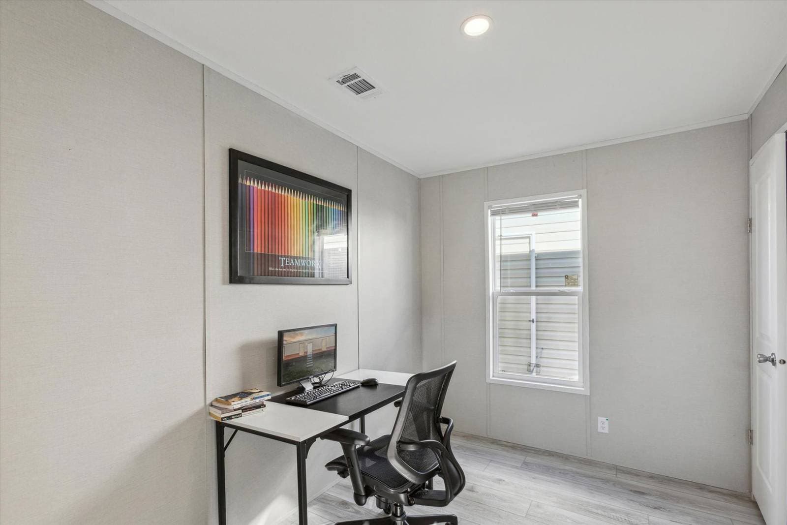 Rm1676 bedroom home features
