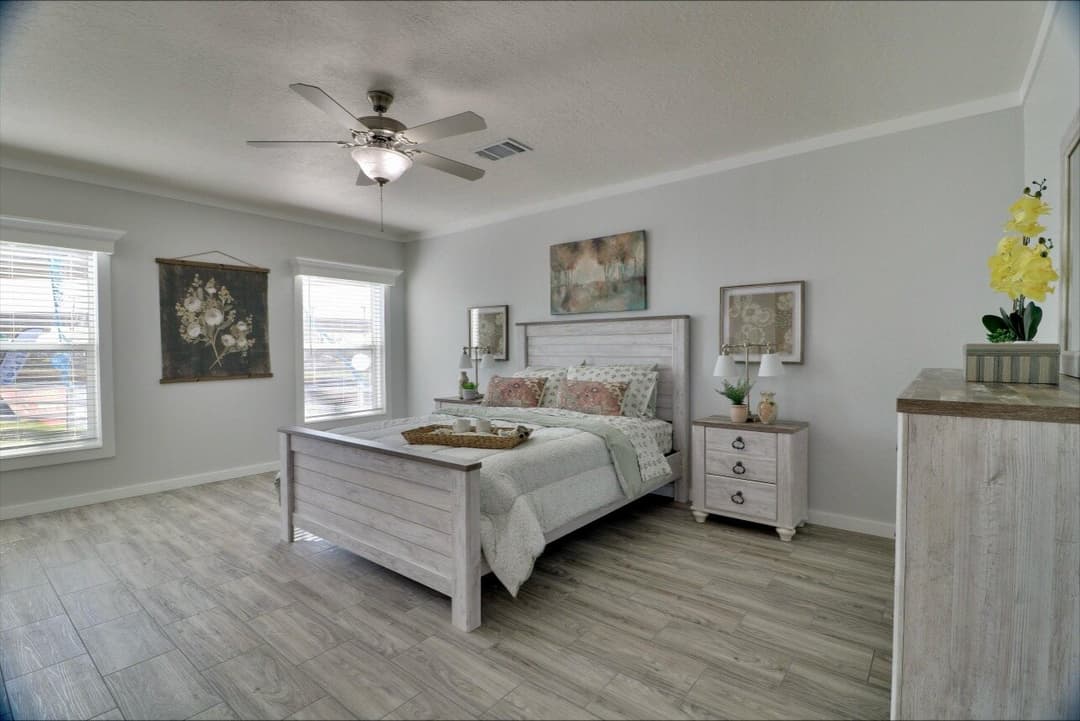 Solitaire 28784a bedroom home features