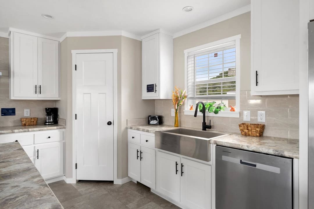 Elevate 52 kitchen home features