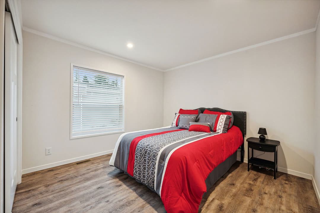 Ridgewood j882 bedroom home features