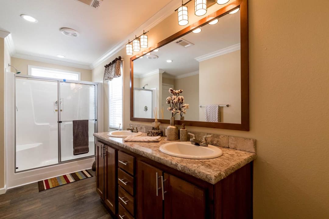 Titan extreme 3248e bathroom home features