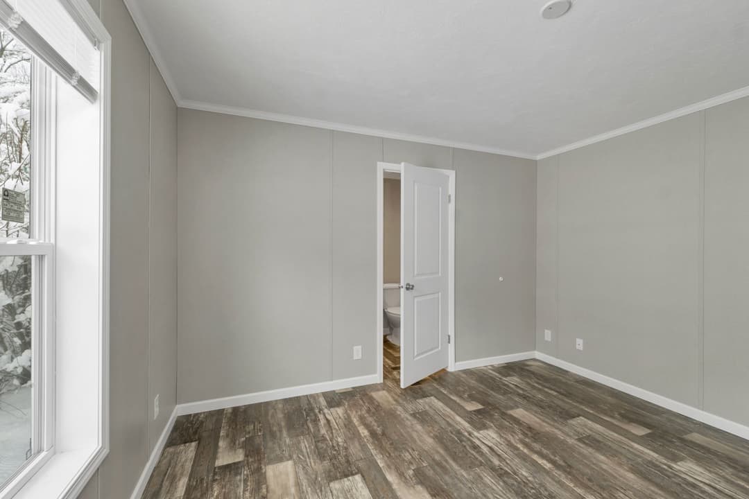 Zenith 6803 bedroom home features