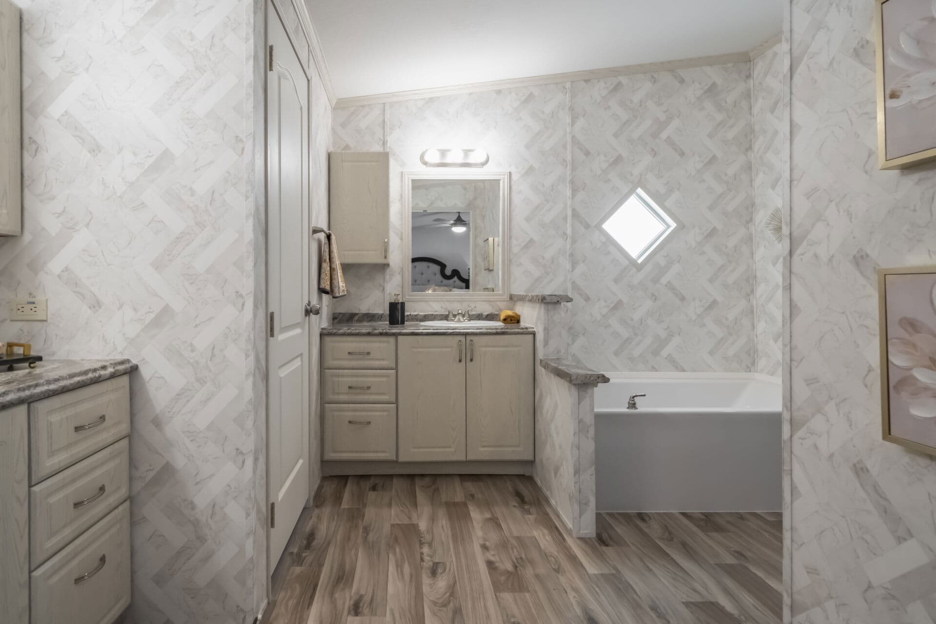 Doublewide c-32×64-32ap bathroom home features