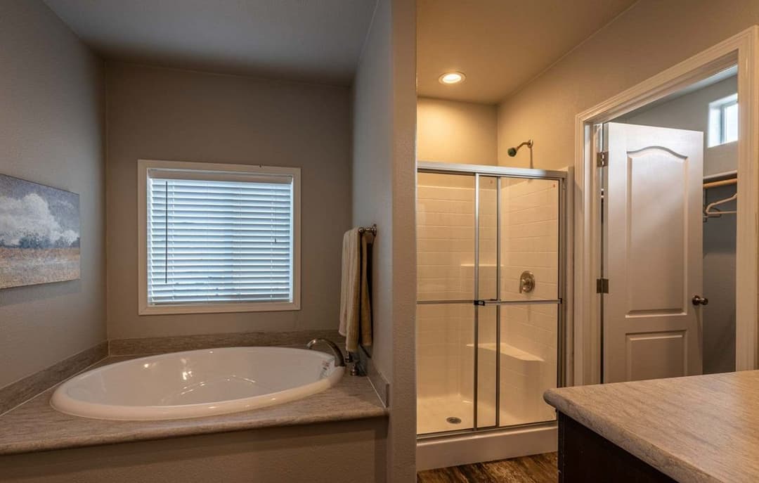 K1676h bathroom home features