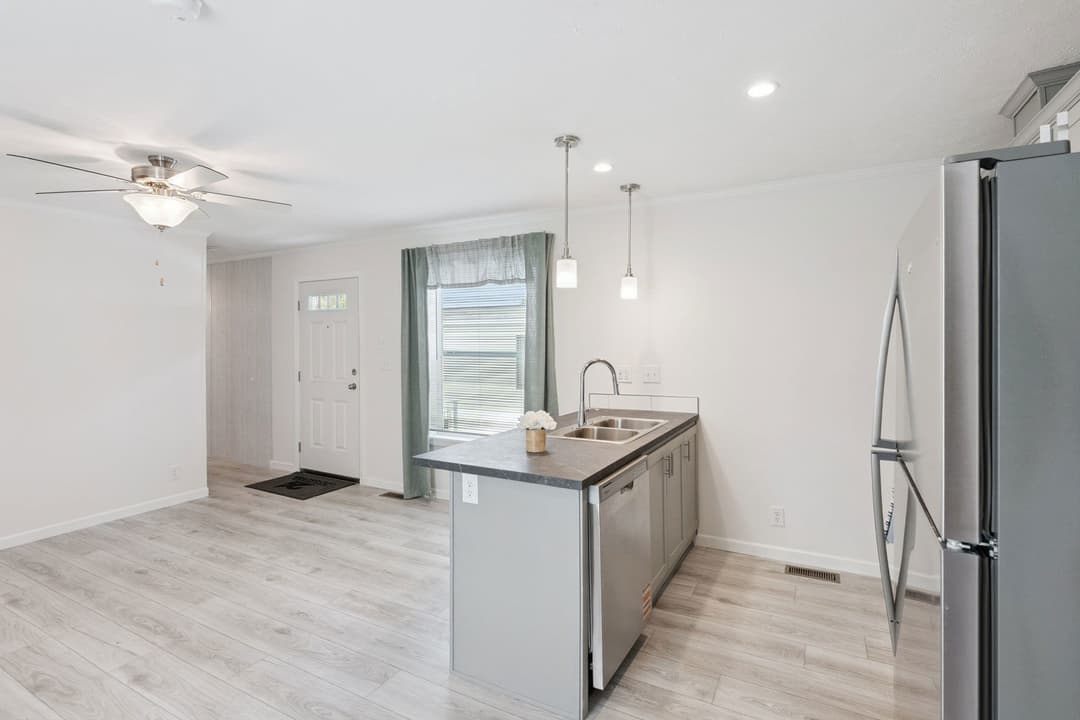 Achiever 6902 kitchen home features