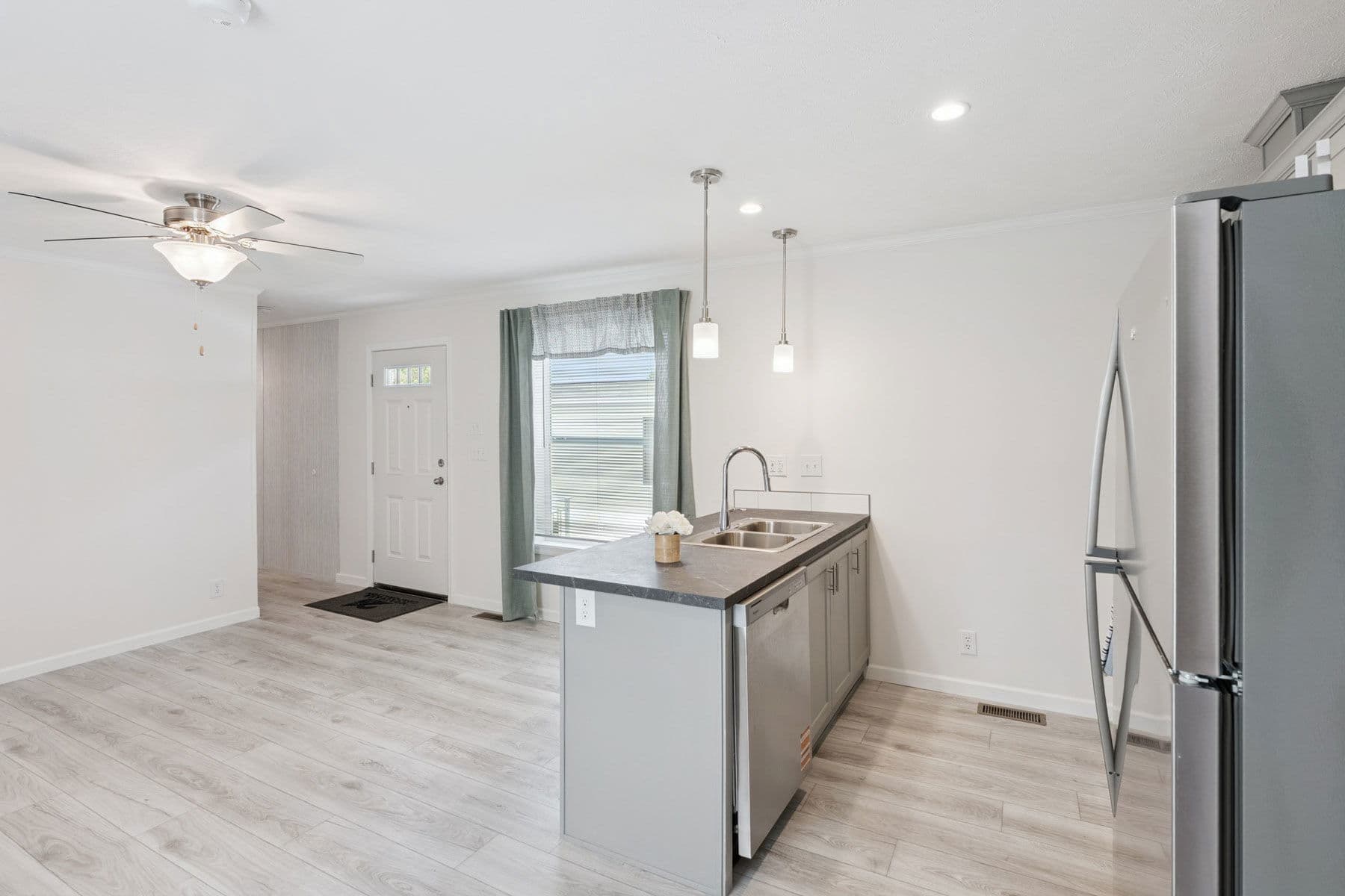 Achiever 6902 kitchen home features