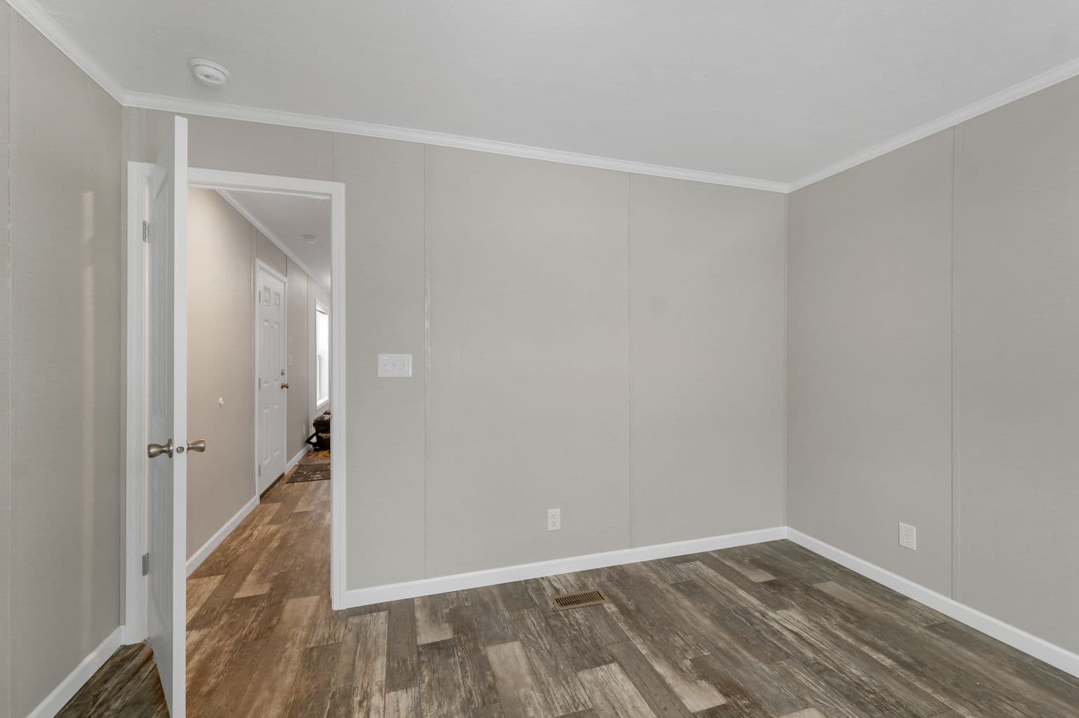 Zenith 6803 bedroom home features