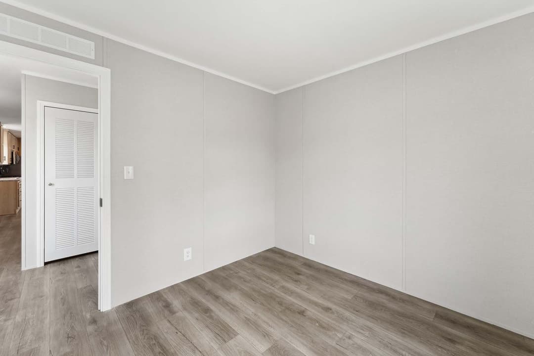 Calm 880 bedroom home features