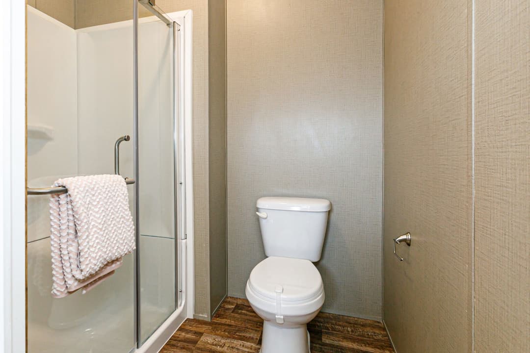 Doublewide h-32×56-32d bathroom home features