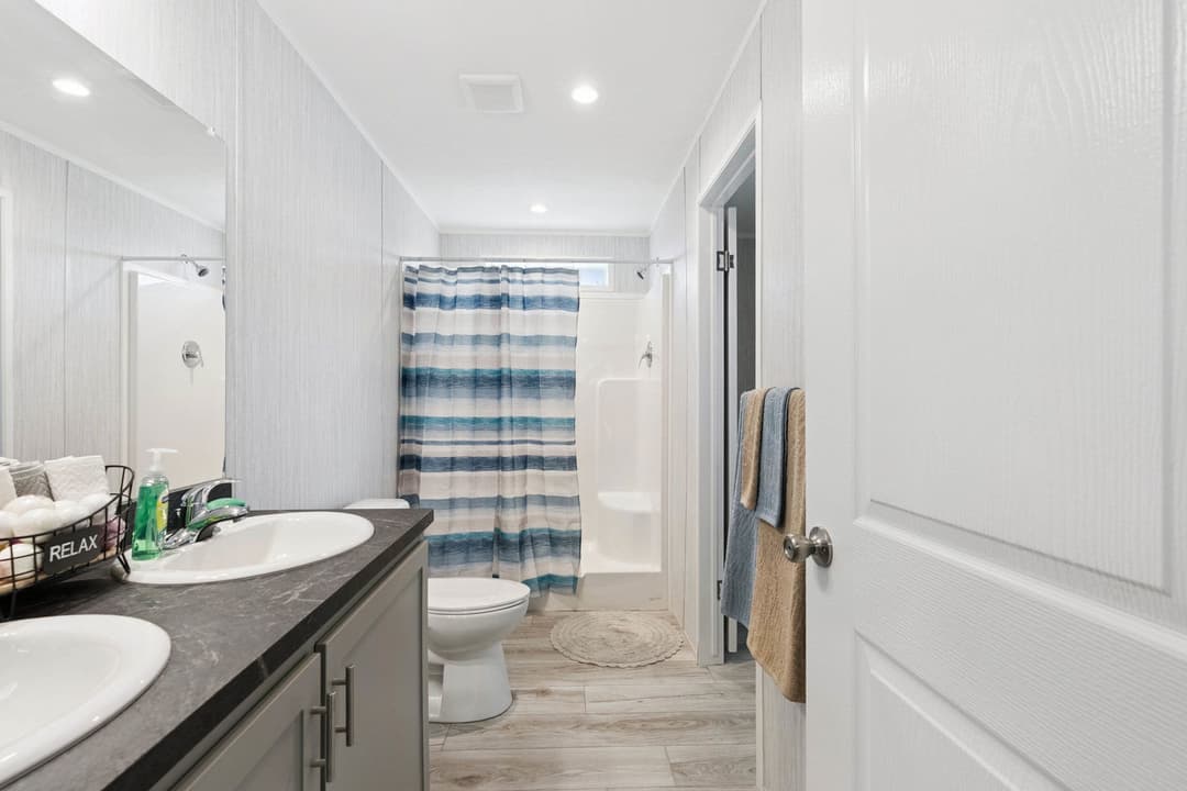 Superior 3905 bathroom home features