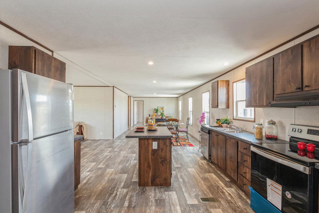 Grand 3902 kitchen home features