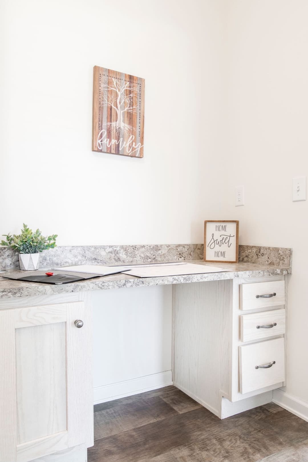 1558 jamestown interior home features