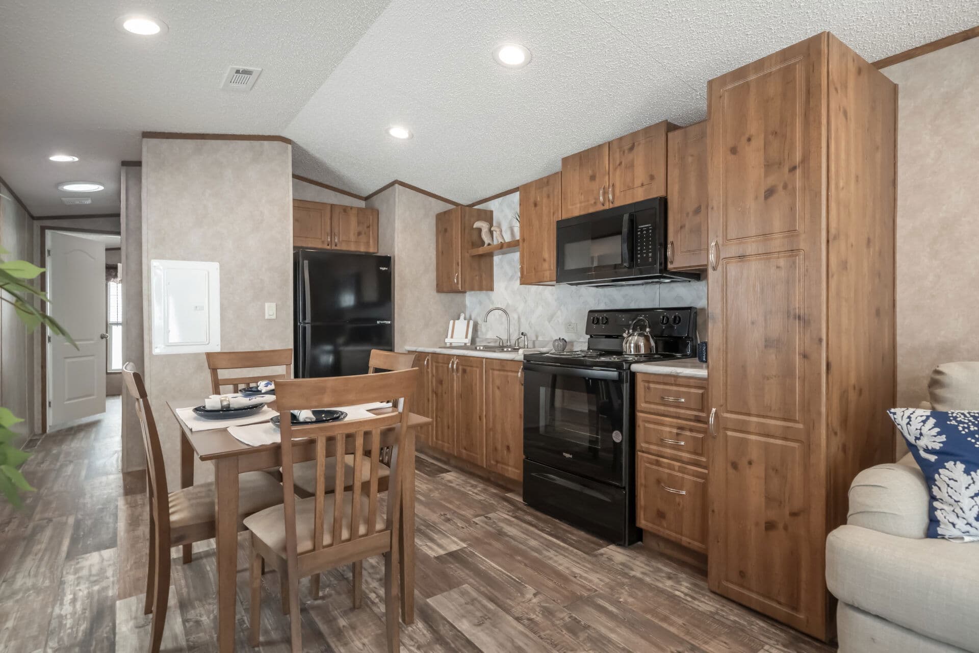 Singlewide 12×44-11a kitchen home features