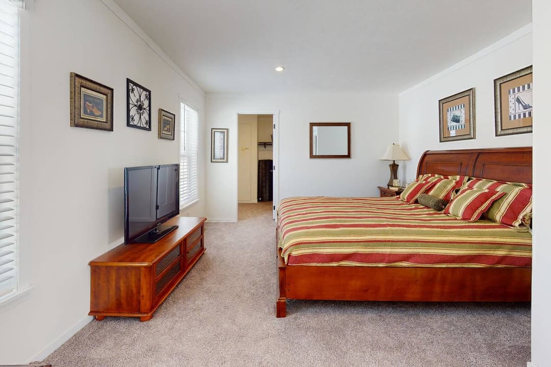 Intrigue bedroom home features