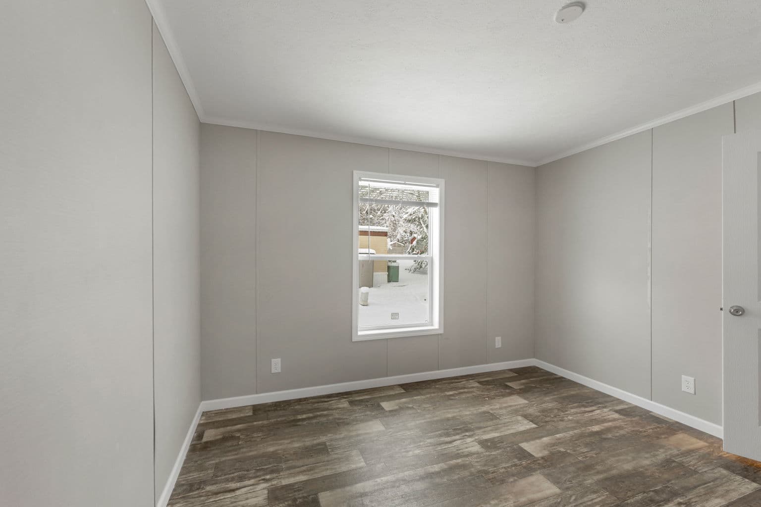 Zenith 6803 bedroom home features