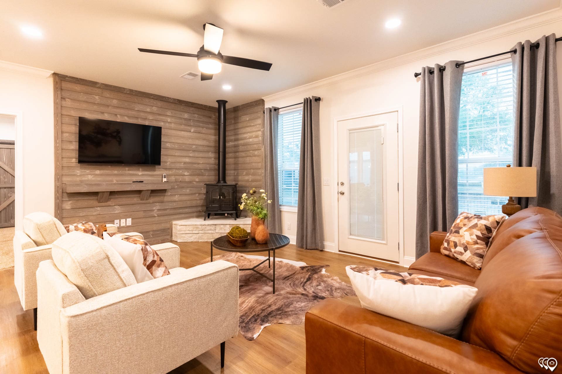 The shoreline interior home features