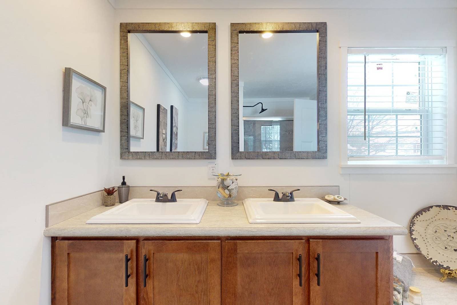 Intrigue bathroom home features
