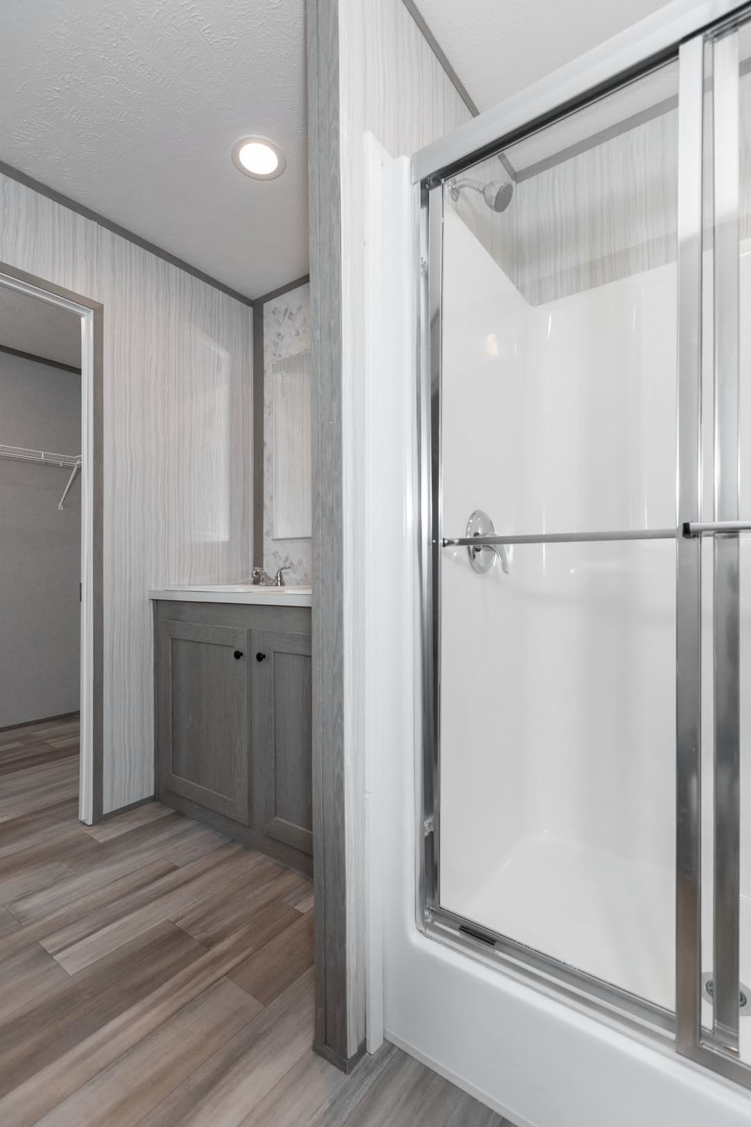 The social 76 bathroom home features