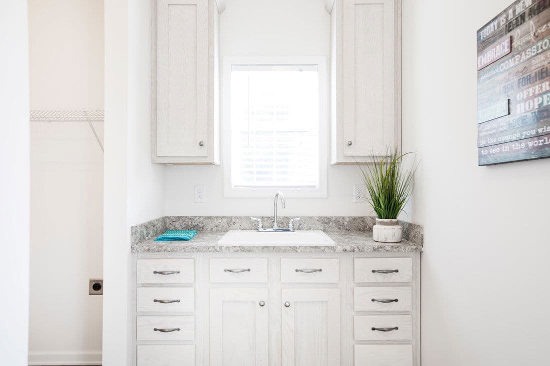 3558 jamestown interior home features